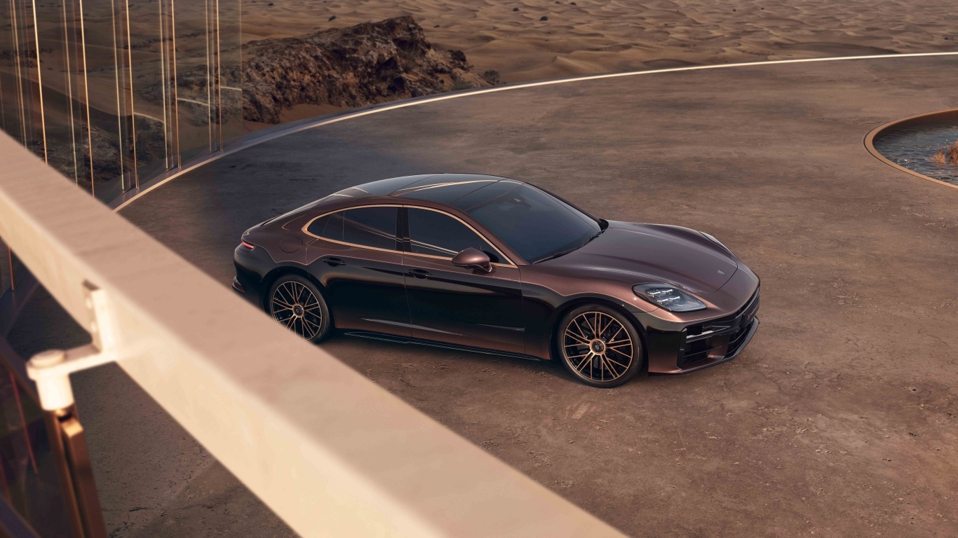 Вид сверху на автомобиль Porsche Panamera Turbo E-Hybrid Sonderwunsch 2024