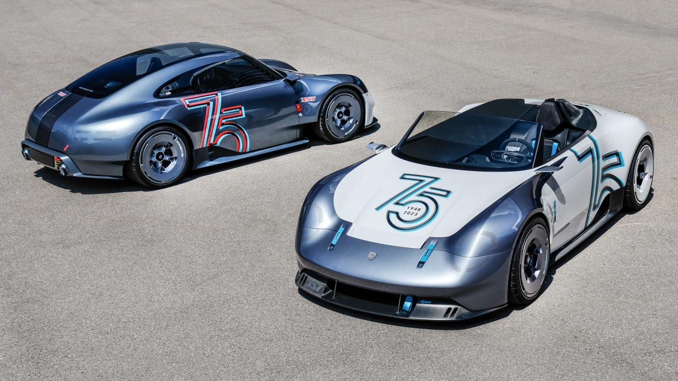 Два гоночных автомобиля Porsche Vision 357 Speedster