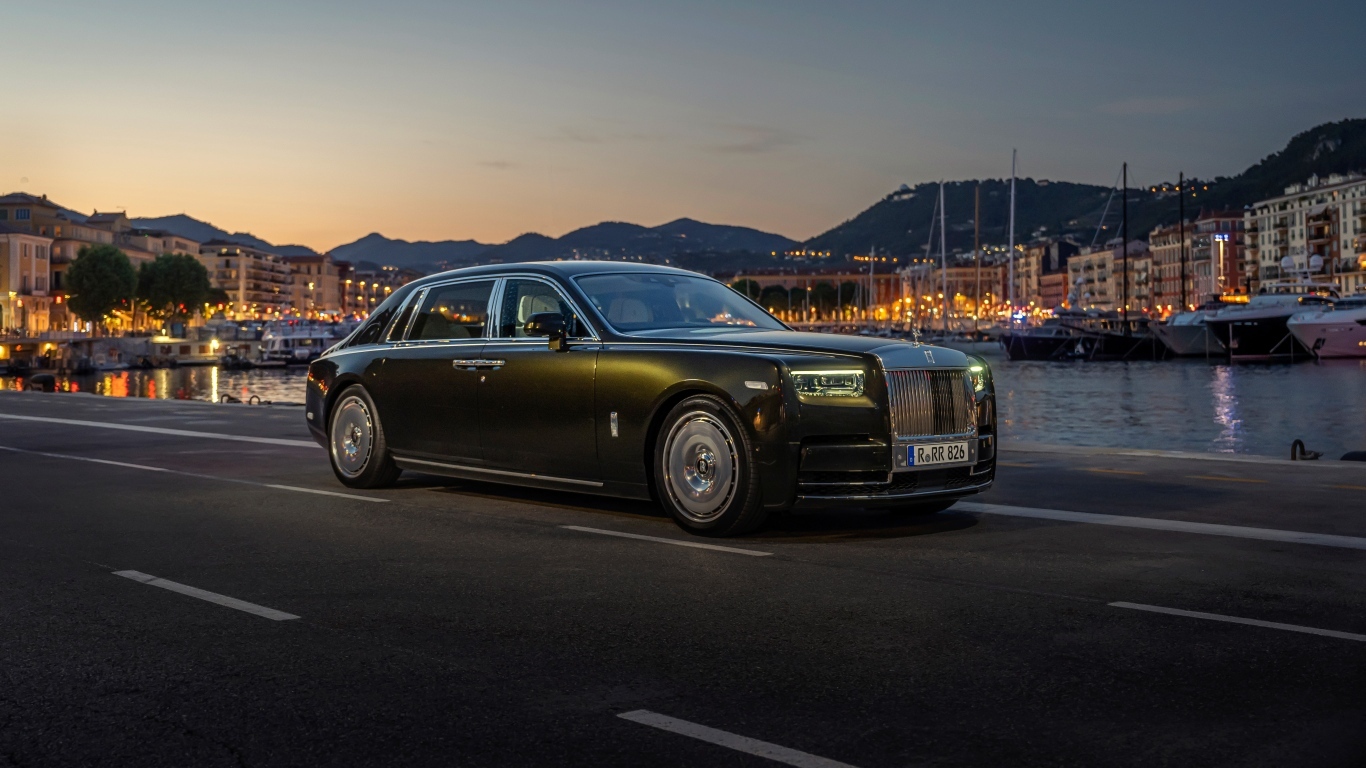 Автомобиль Rolls-Royce Phantom EWB 2022 года ночью