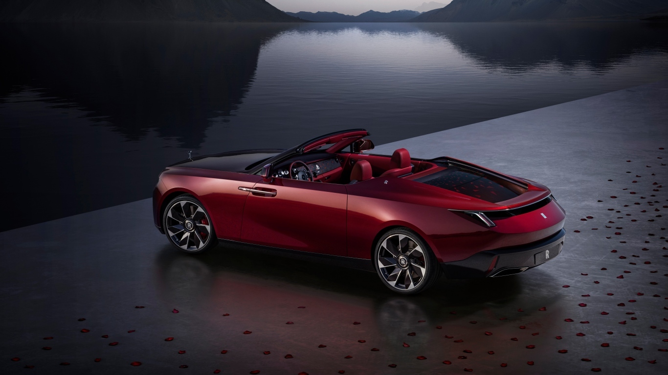 Кабриолет Rolls-Royce La Rose Noire Droptail 2023 года стоит у воды