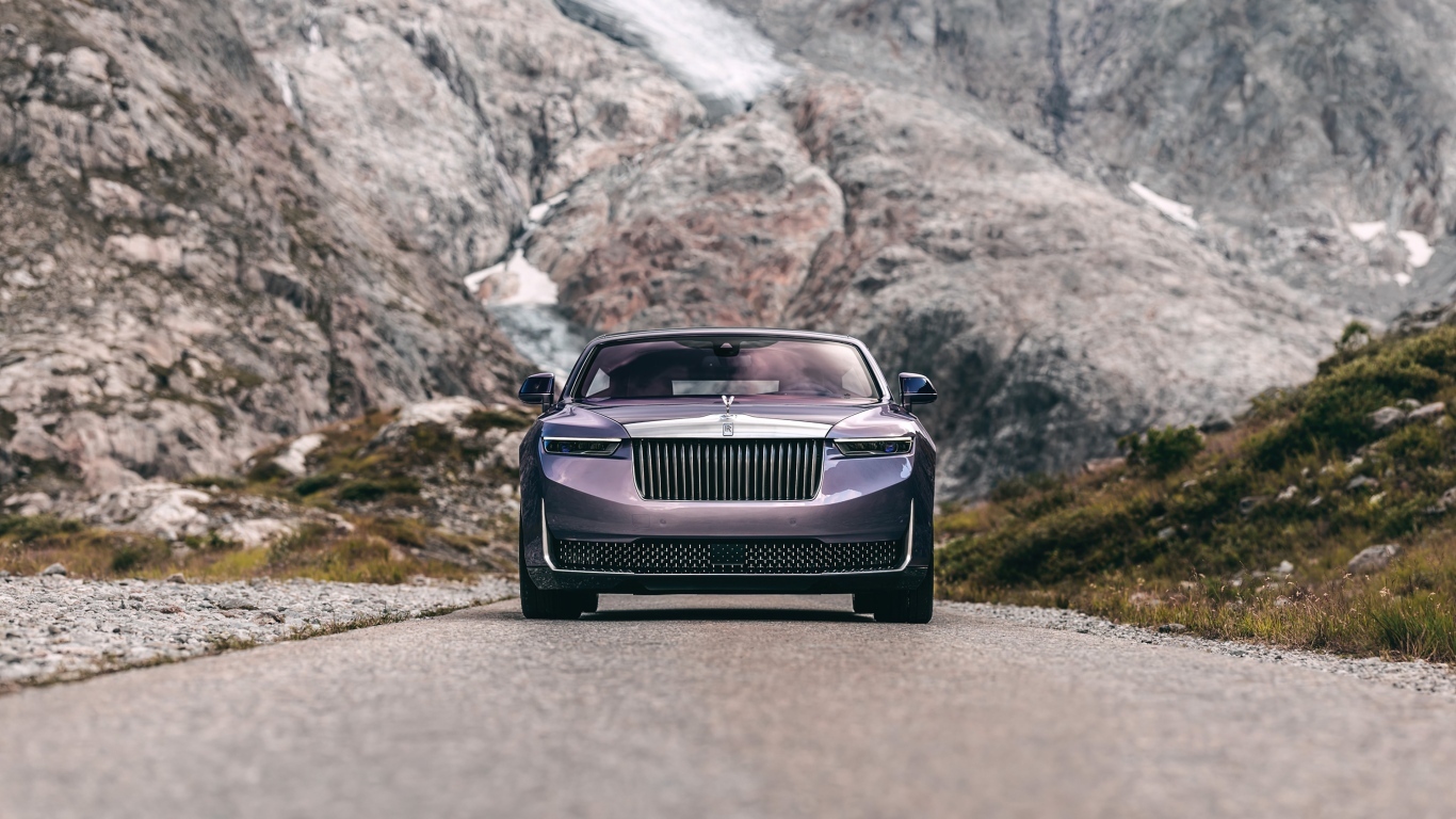 Вид спереди на автомобиль Rolls-Royce Amethyst Droptail