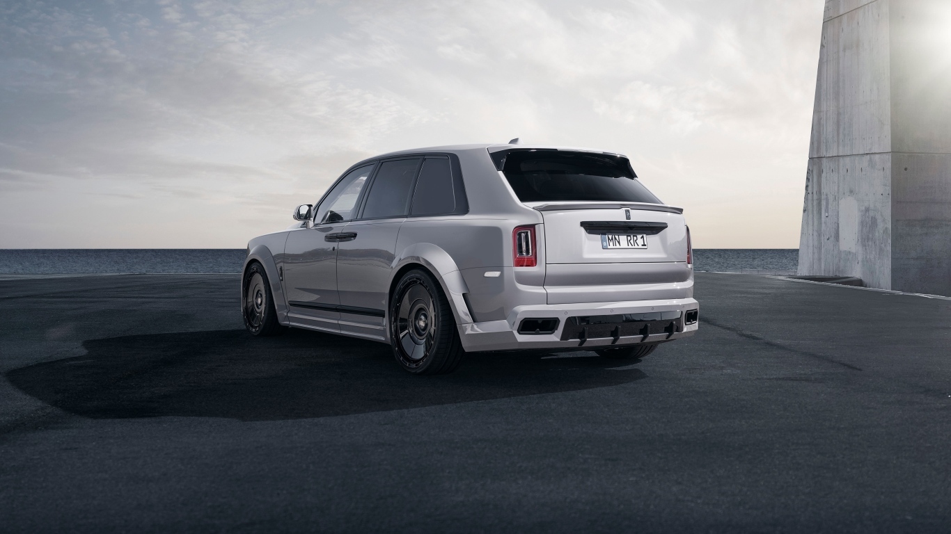 Вид сзади на автомобиль Rolls-Royce Cullinan Overdose S 2023 года