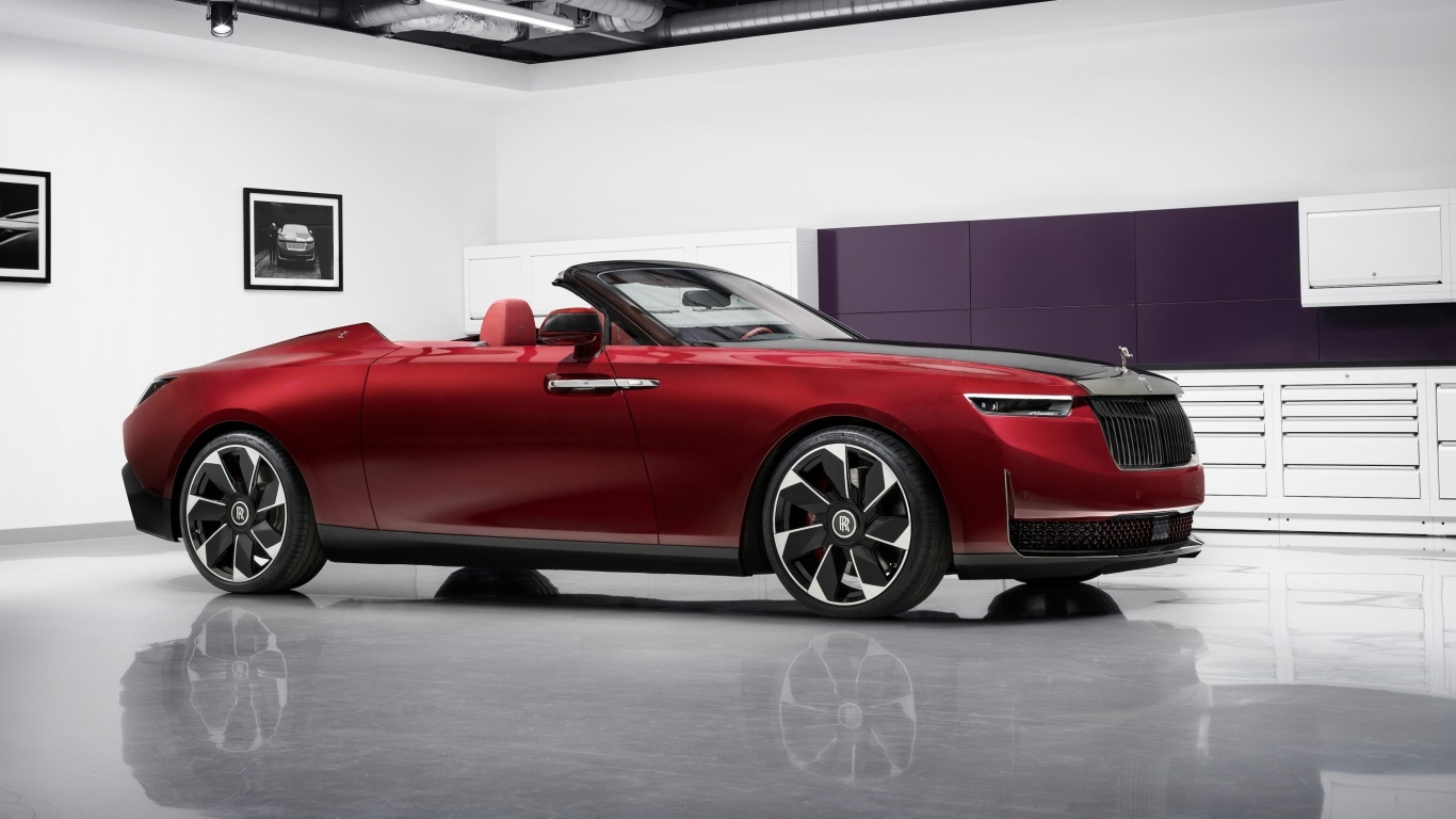 Красный кабриолет Rolls-Royce La Rose Noire Droptail 2023 года в комнате
