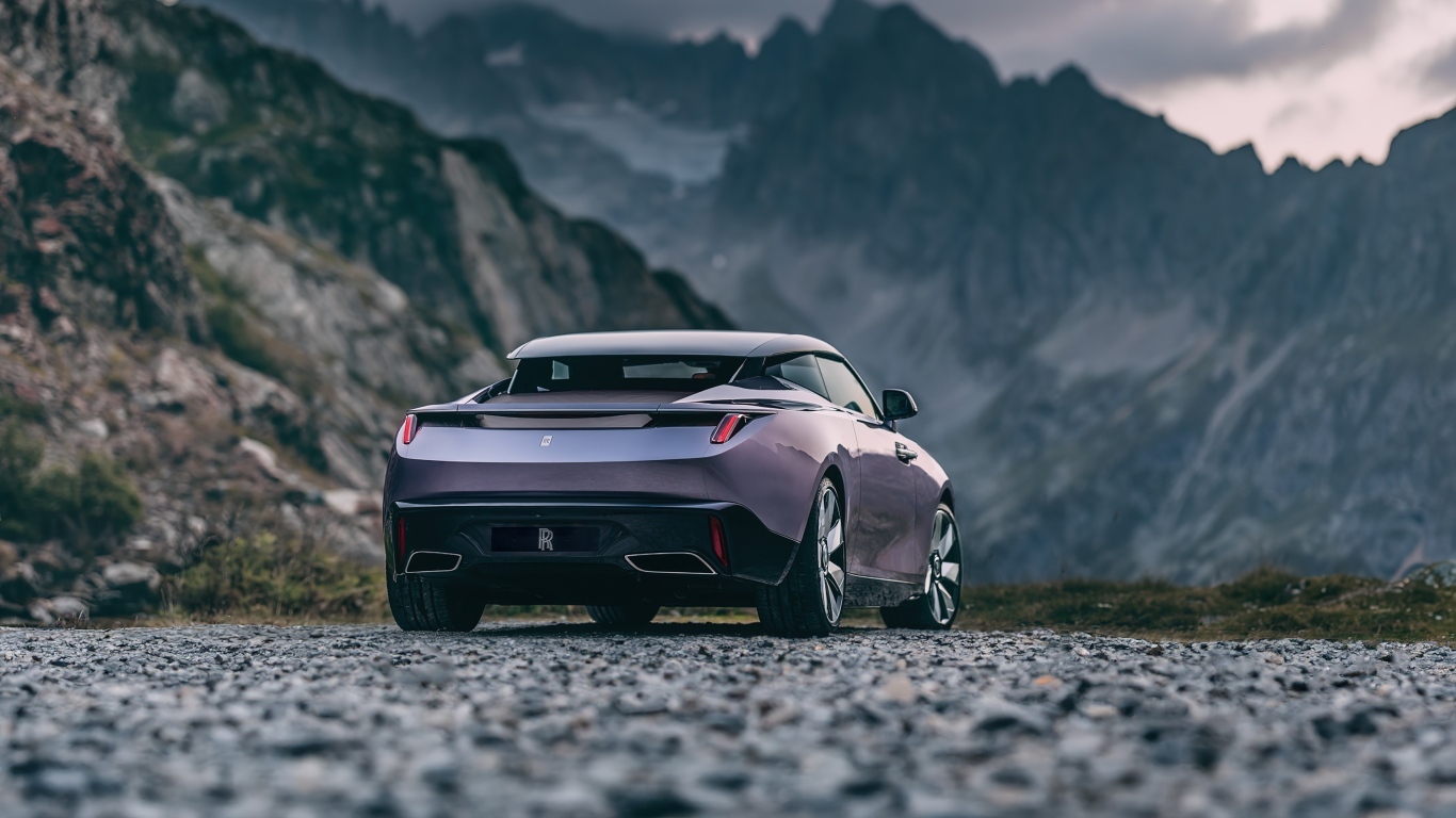 Автомобиль Rolls-Royce Amethyst Droptail 2023 вид сзади на фоне гор