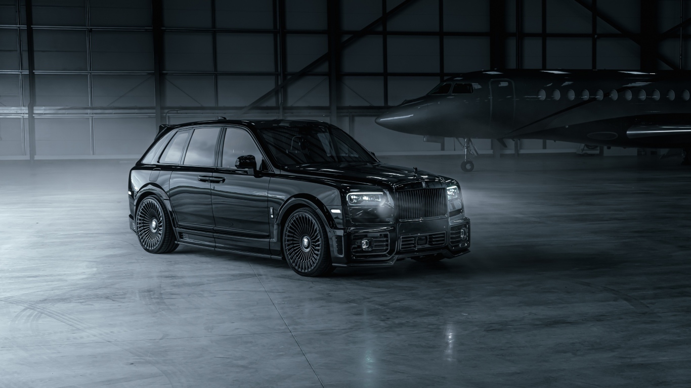 Автомобиль Rolls-Royce Cullinan с включенными фарами