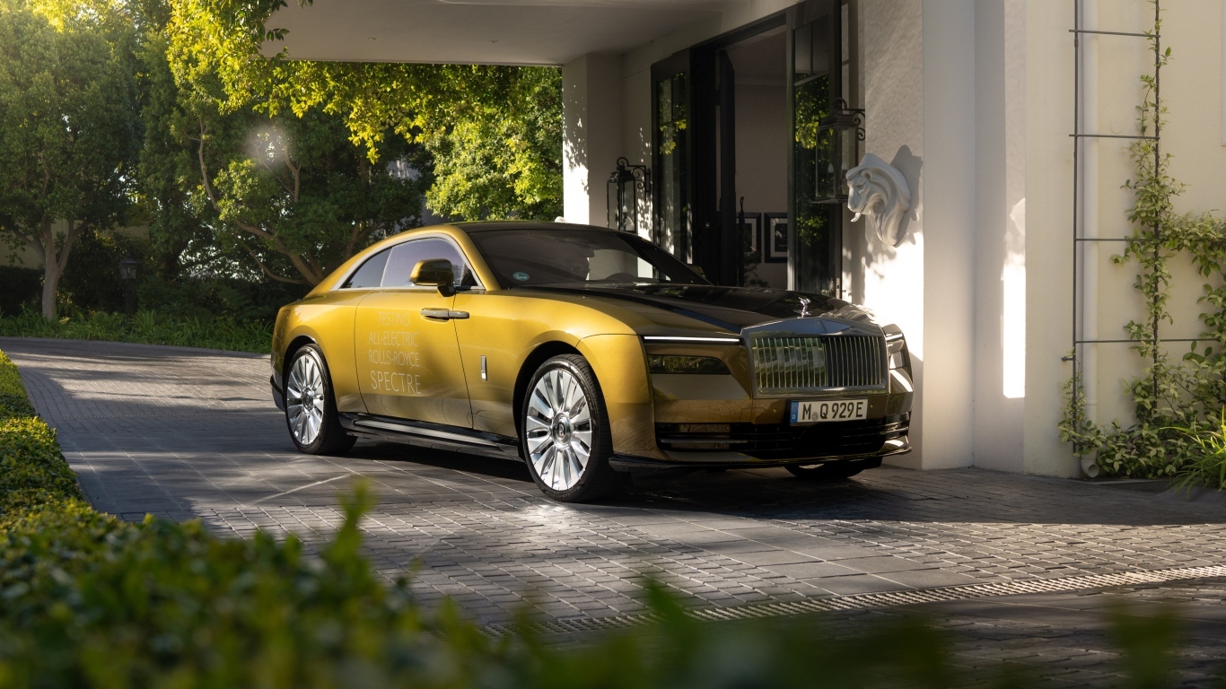 Автомобиль Rolls-Royce Spectre у дома