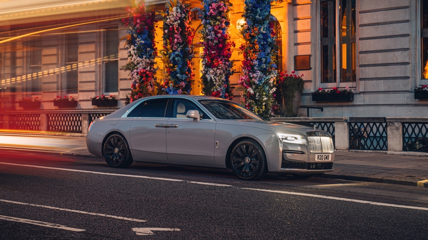 Серебристый автомобиль Rolls-Royce Ghost 2023 года