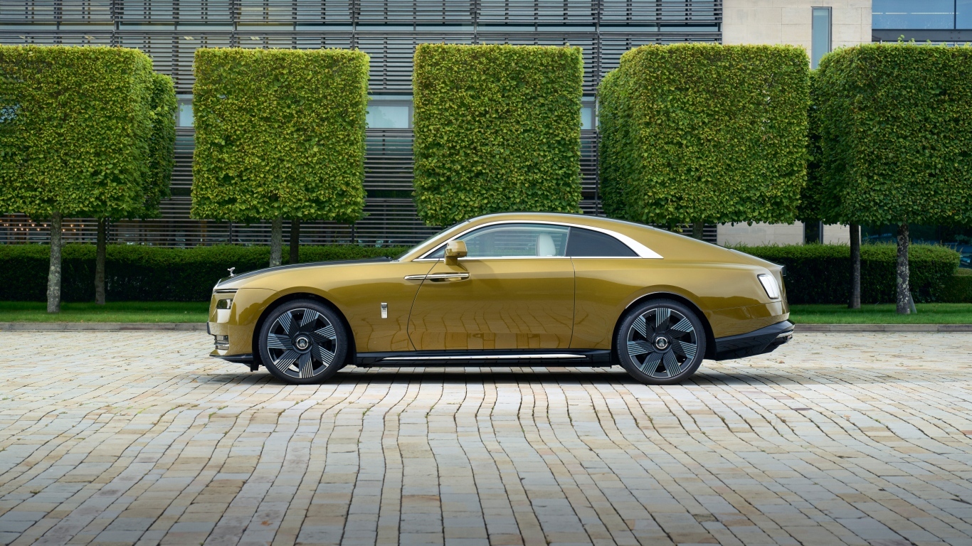 Стильный дорогой автомобиль Rolls-Royce Spectre на стоянке