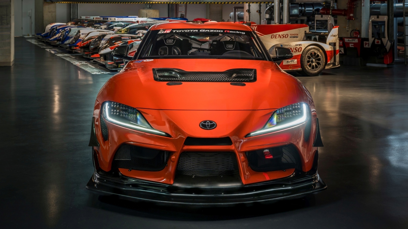 Вид спереди на автомобиль Toyota GR Supra GT4 100 Edition 2023 года