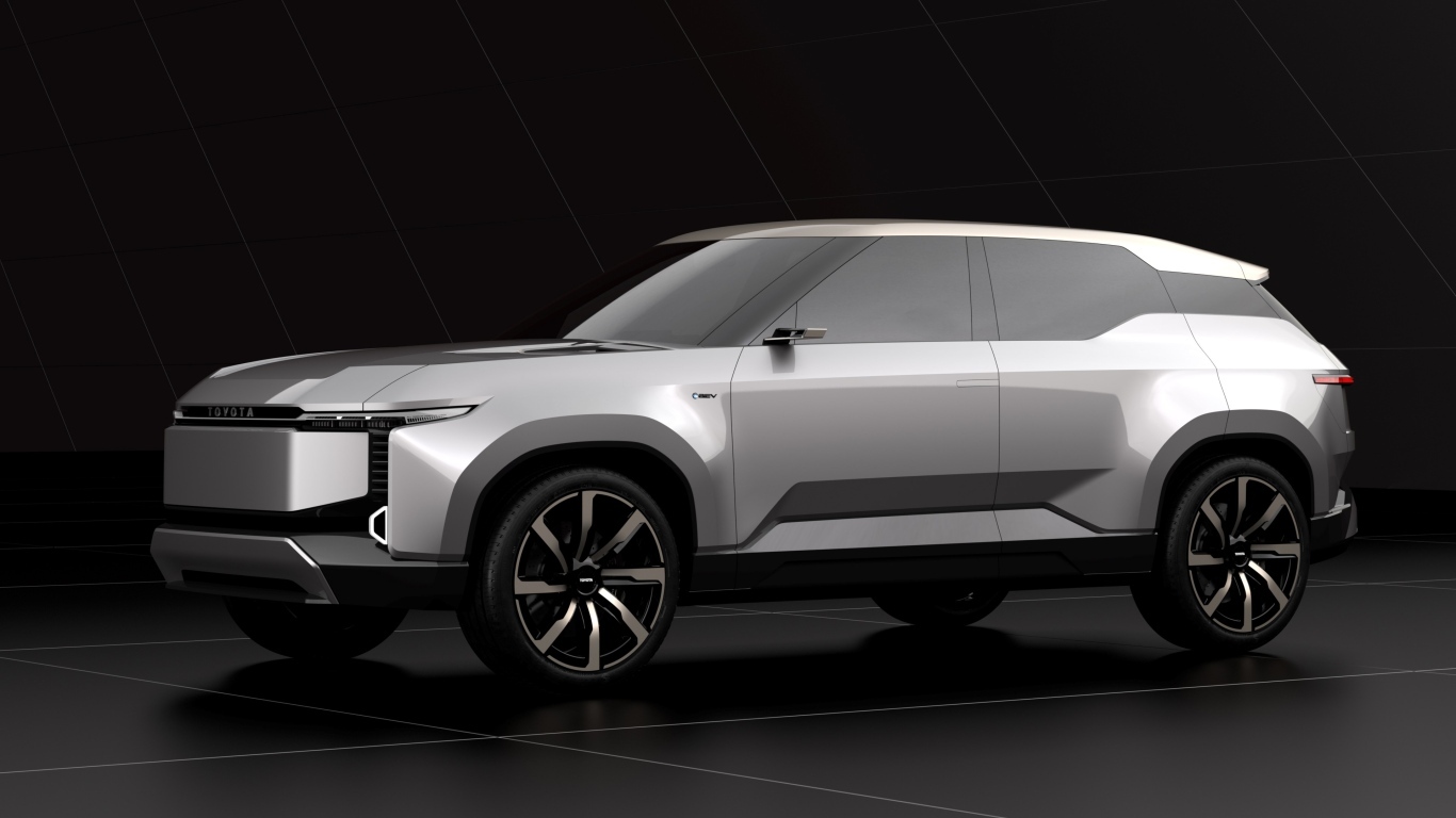 Серебристый внедорожник Toyota Land Cruiser Se на черном фоне