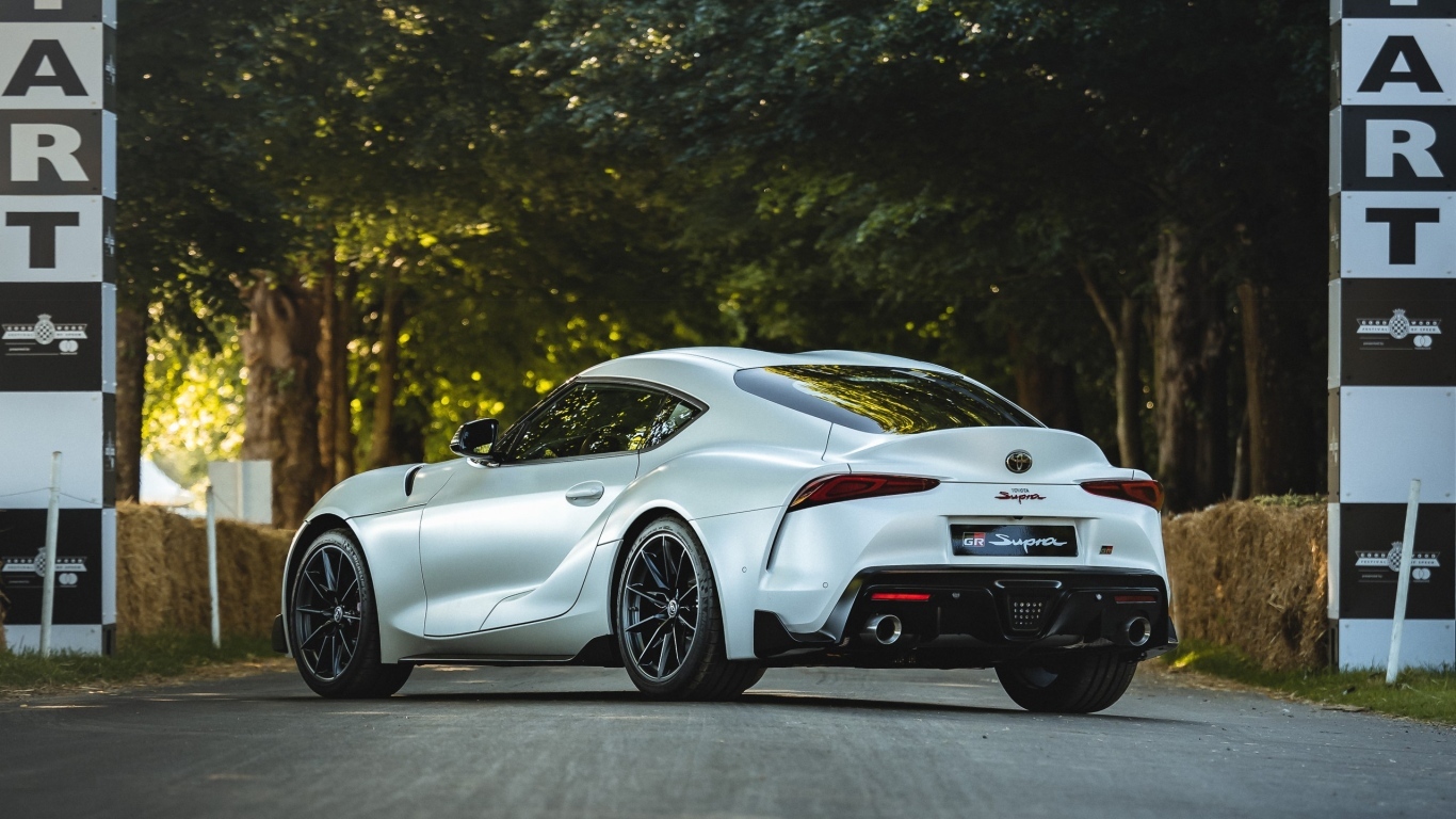 Серебристый автомобиль Toyota GR Supra Pro вид сзади