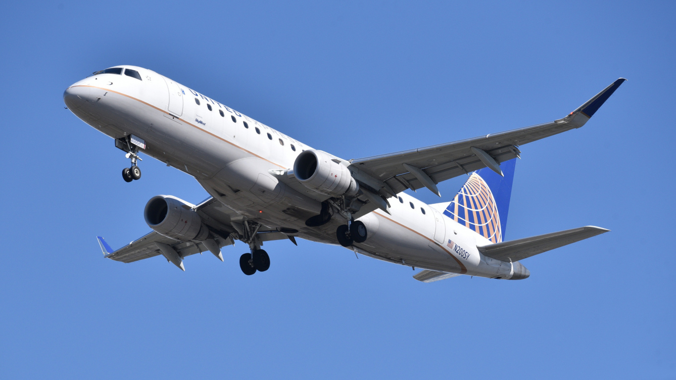 Большой пассажирский самолет в голубом небе