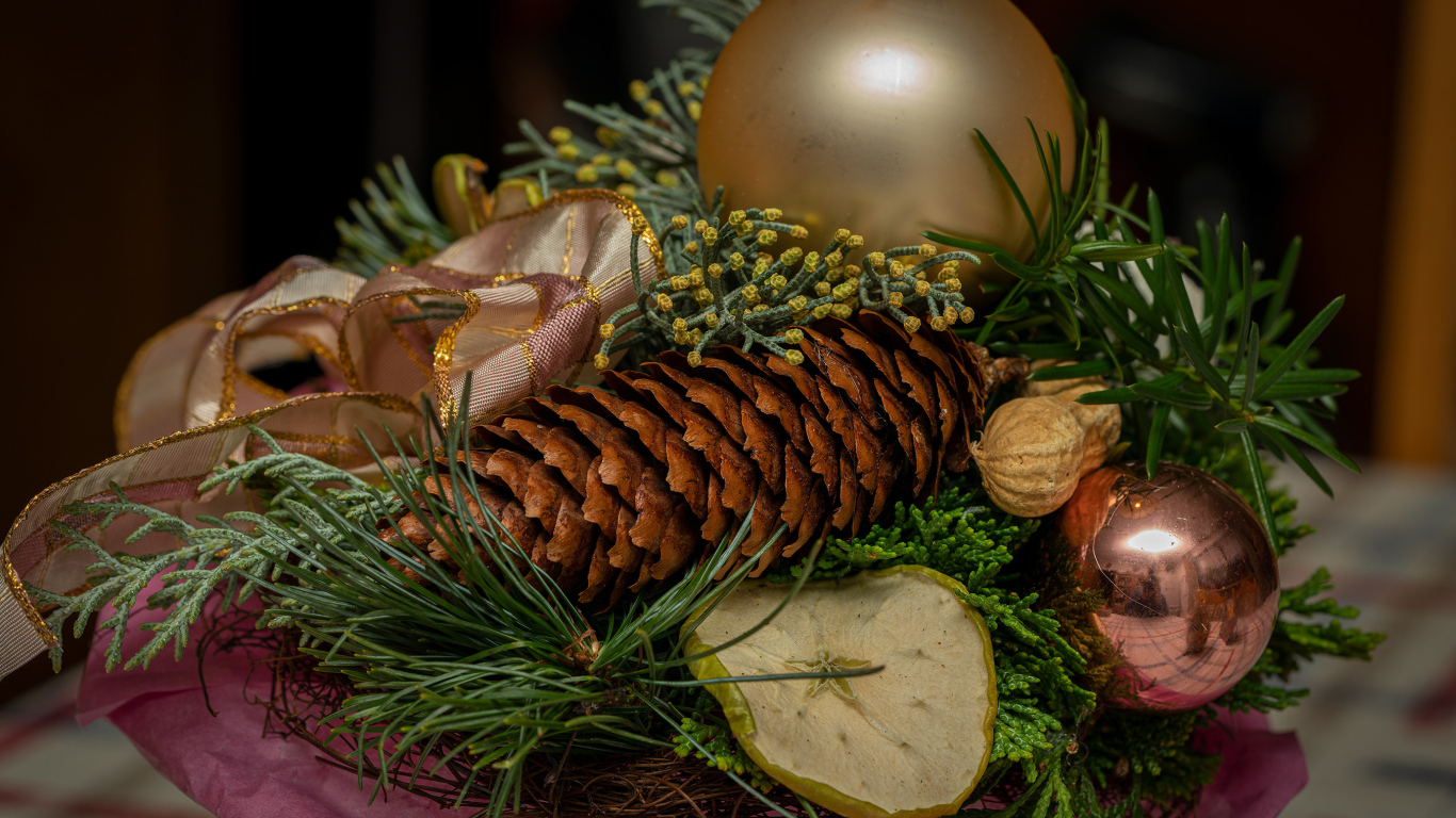 Ветки ели, шишки и елочная игрушка на Рождество