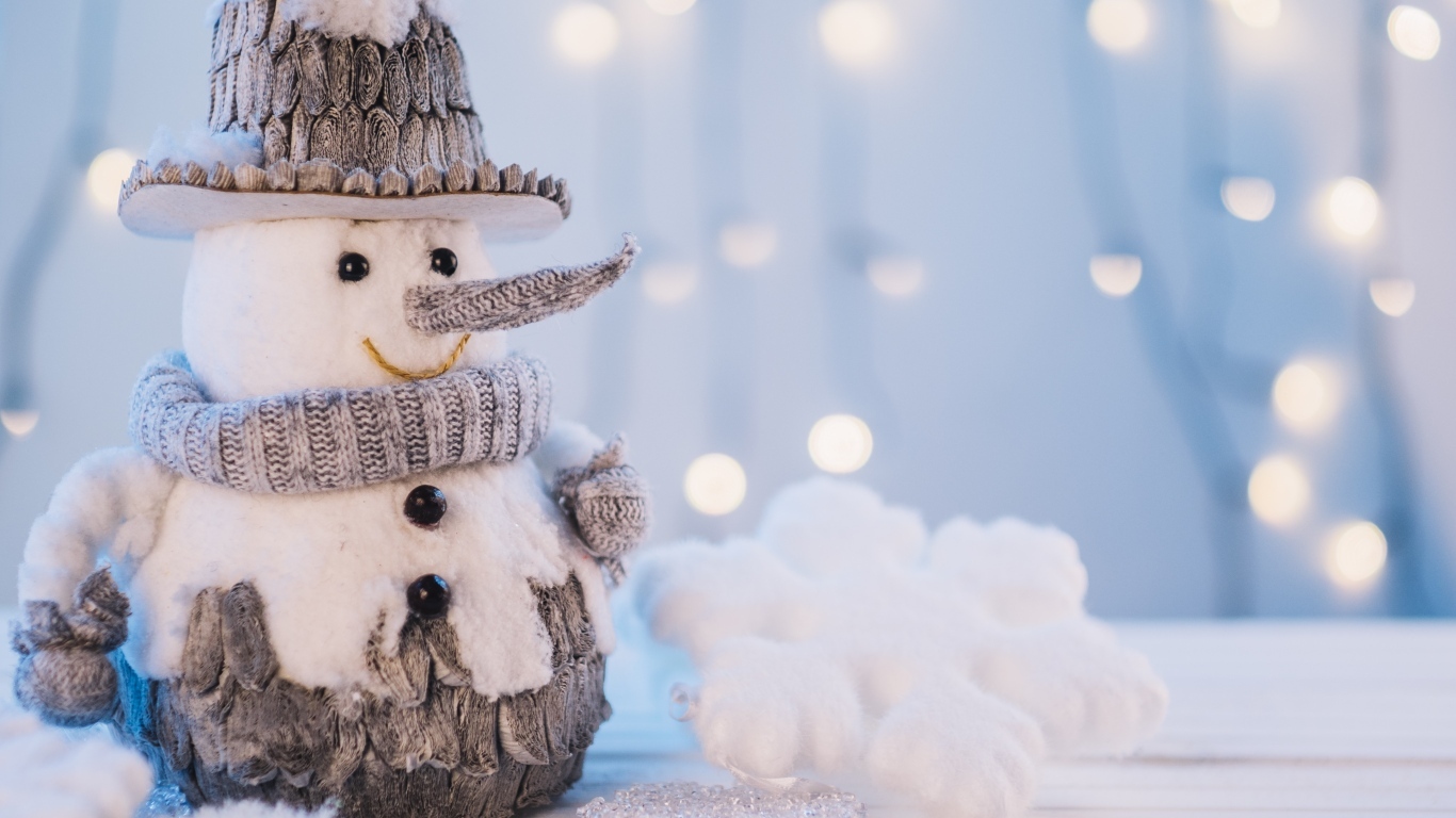 Красивый игрушечный снеговик на столе