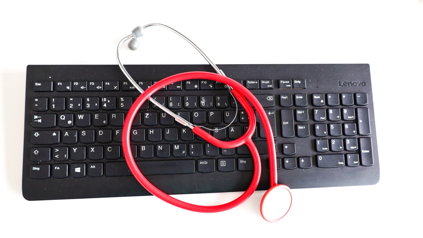 Черная клавиатура с фонендоскопом на белом фоне