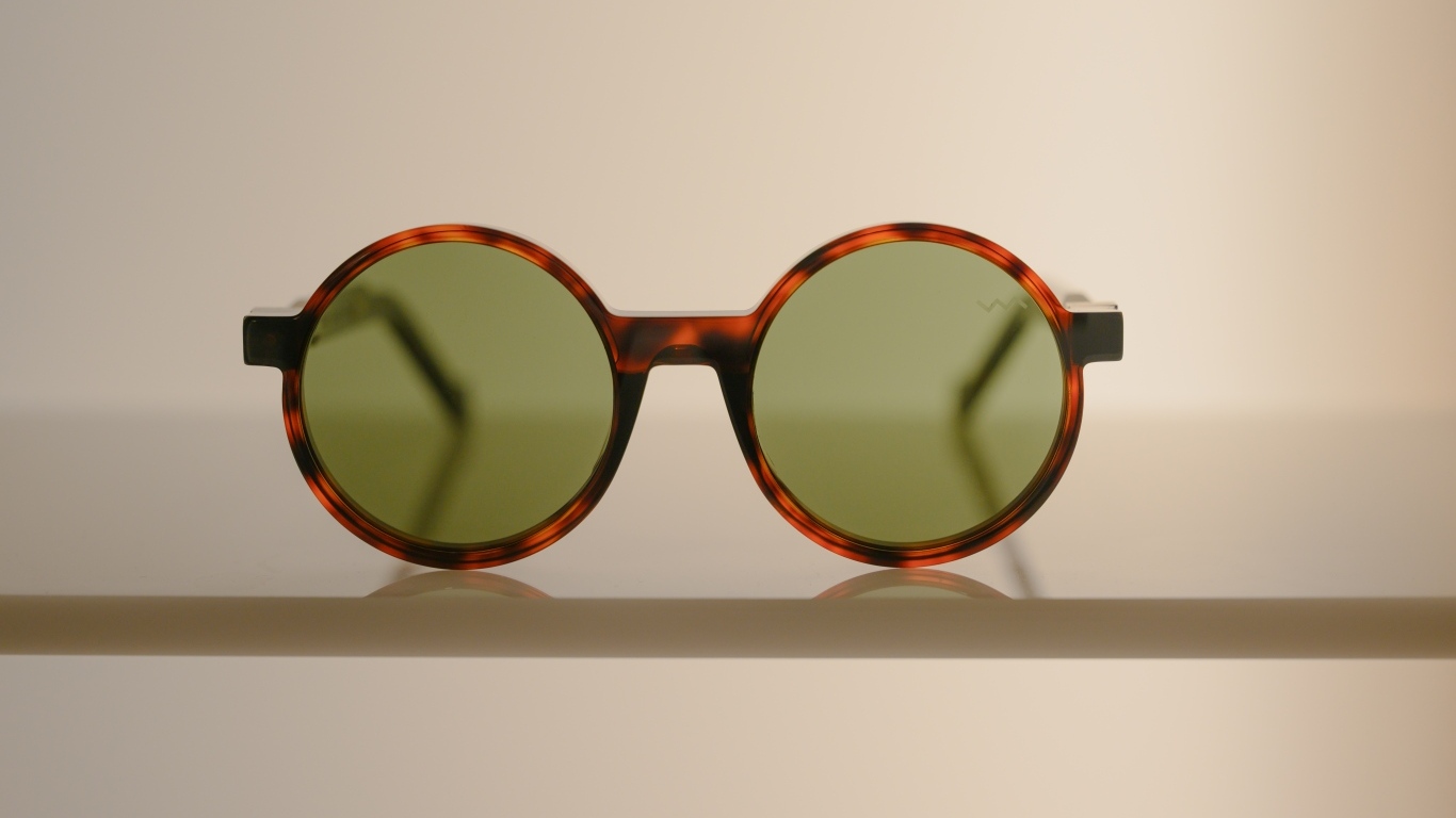 Солнечные очки в коричневой оправе