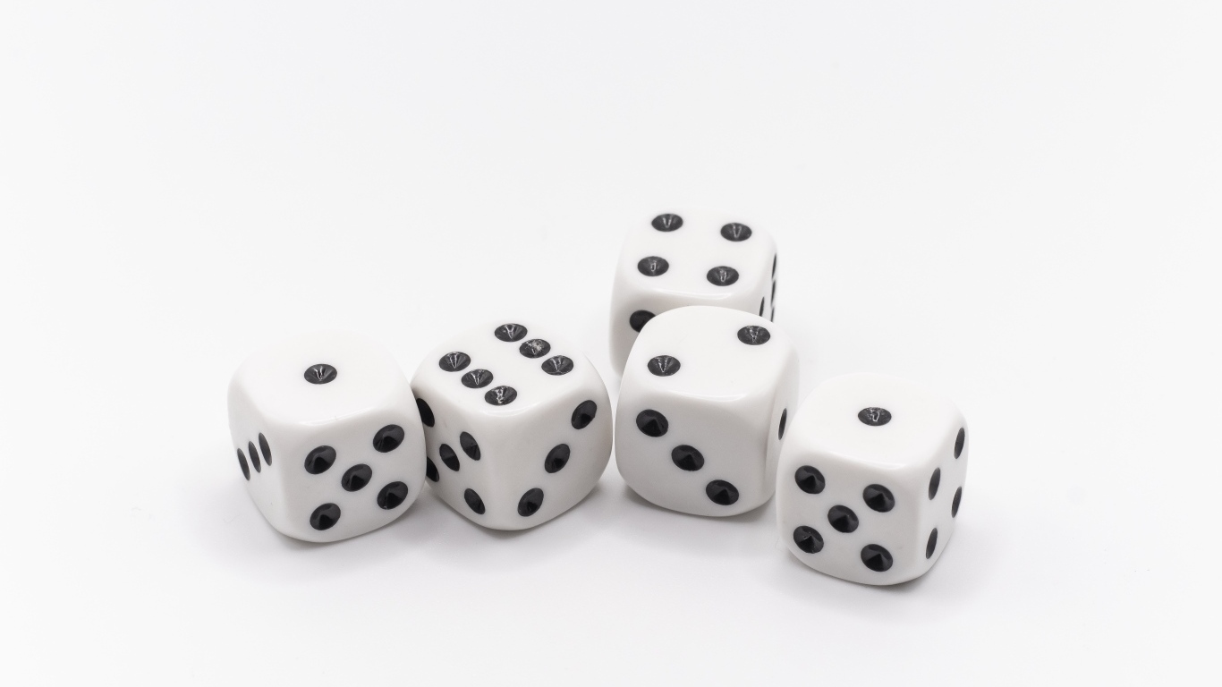 Игральные кости на белом фоне