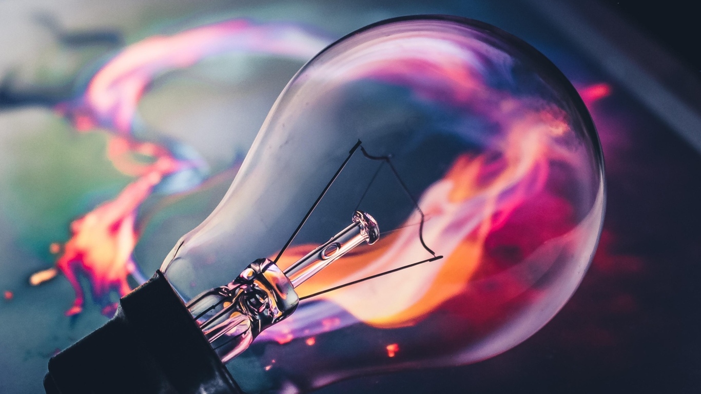 Стеклянная лампочка с огнем