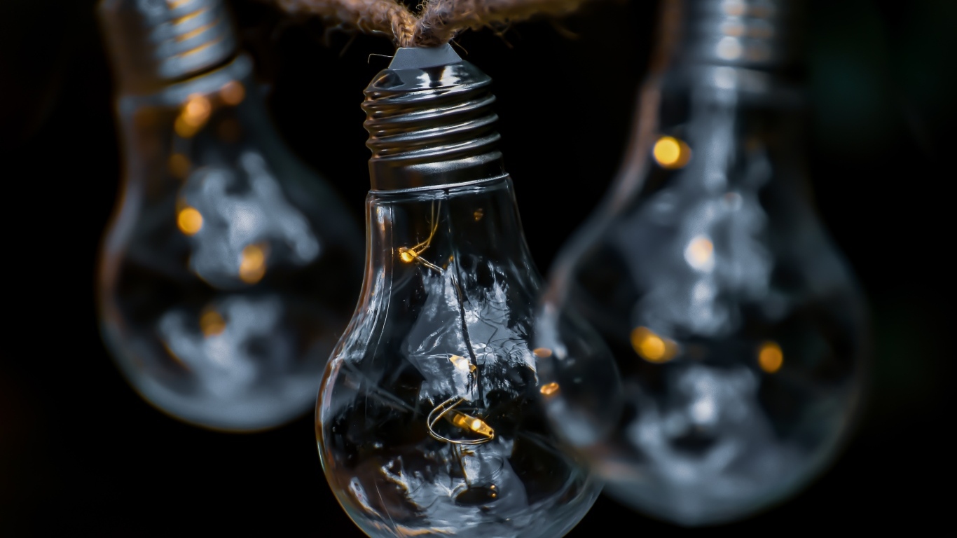 Стеклянные лампочки на веревке 