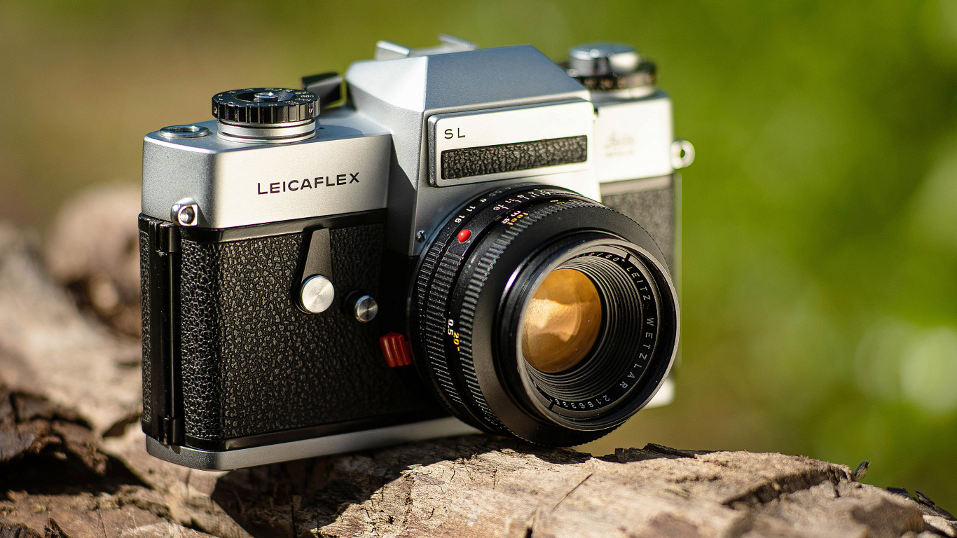 Фотоаппарат LeicaFlex SL стоит на камне