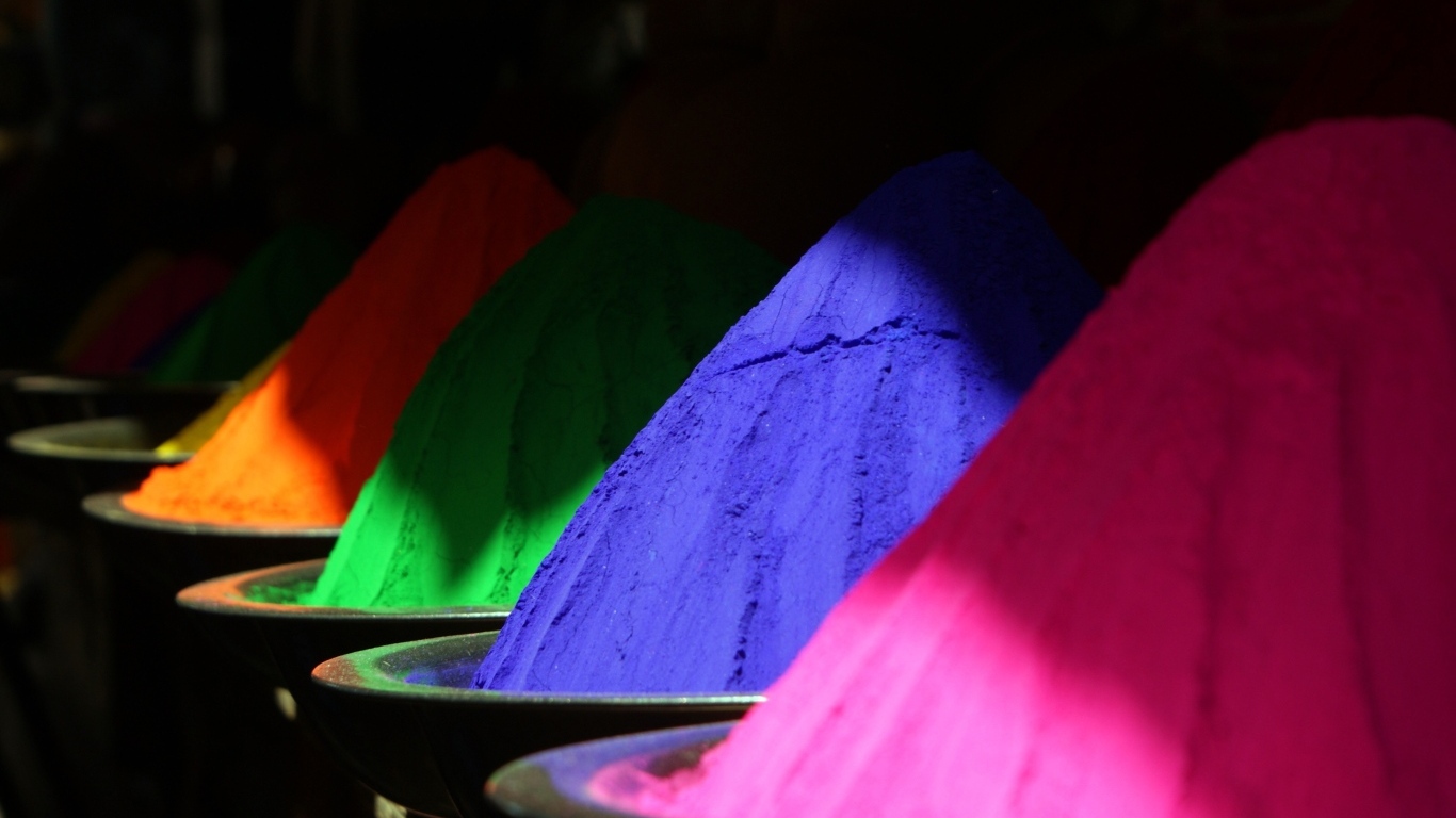 Много разноцветной порошковой краски