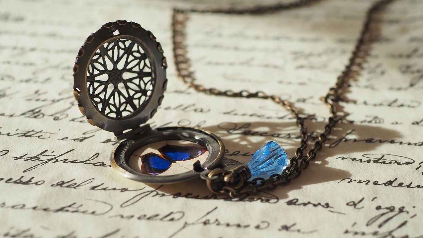 Медальон с бабочкой и голубым камнем