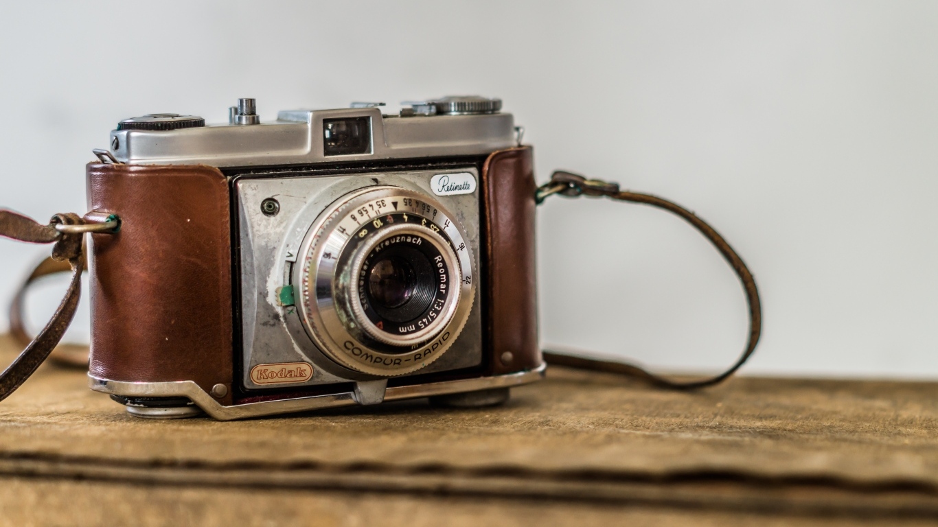 Старый винтажный фотоаппарат на столе