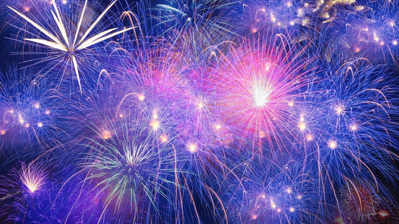 Розовые и синие искры салюта в небе