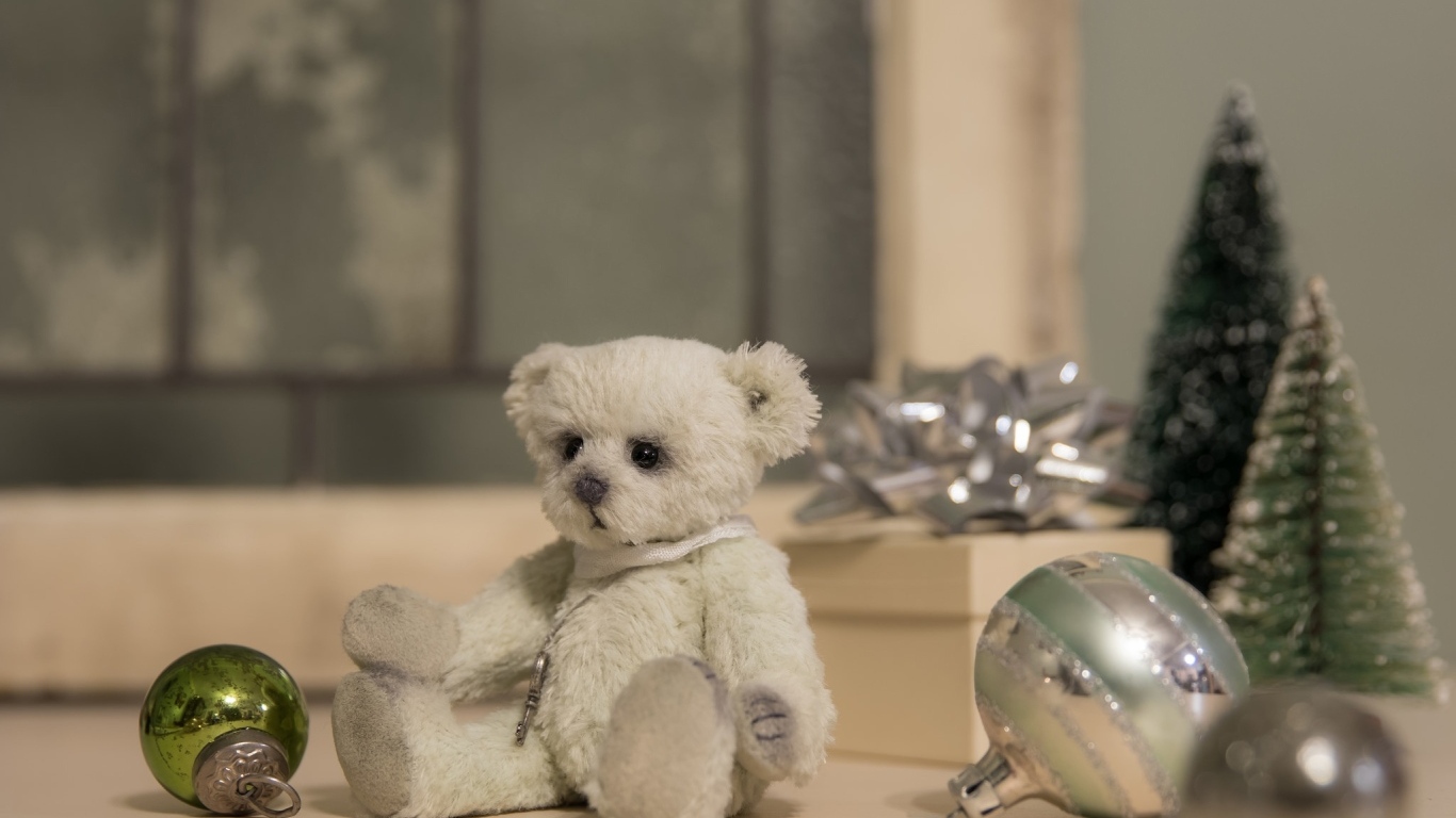 Игрушечный медвежонок с шариками