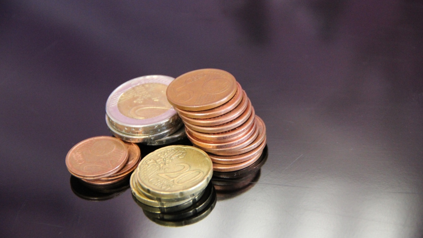 Монеты евро на сером столе