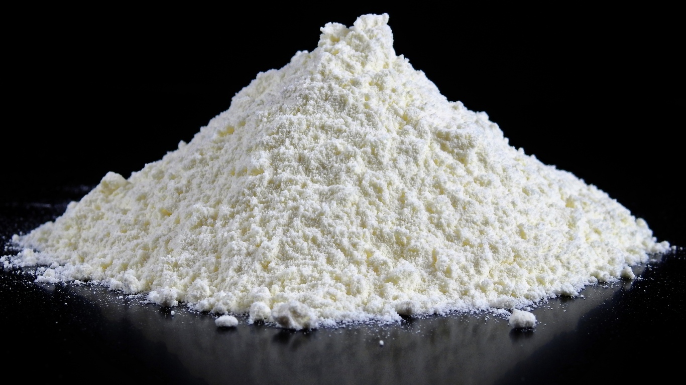 Горсть муки на черном фоне