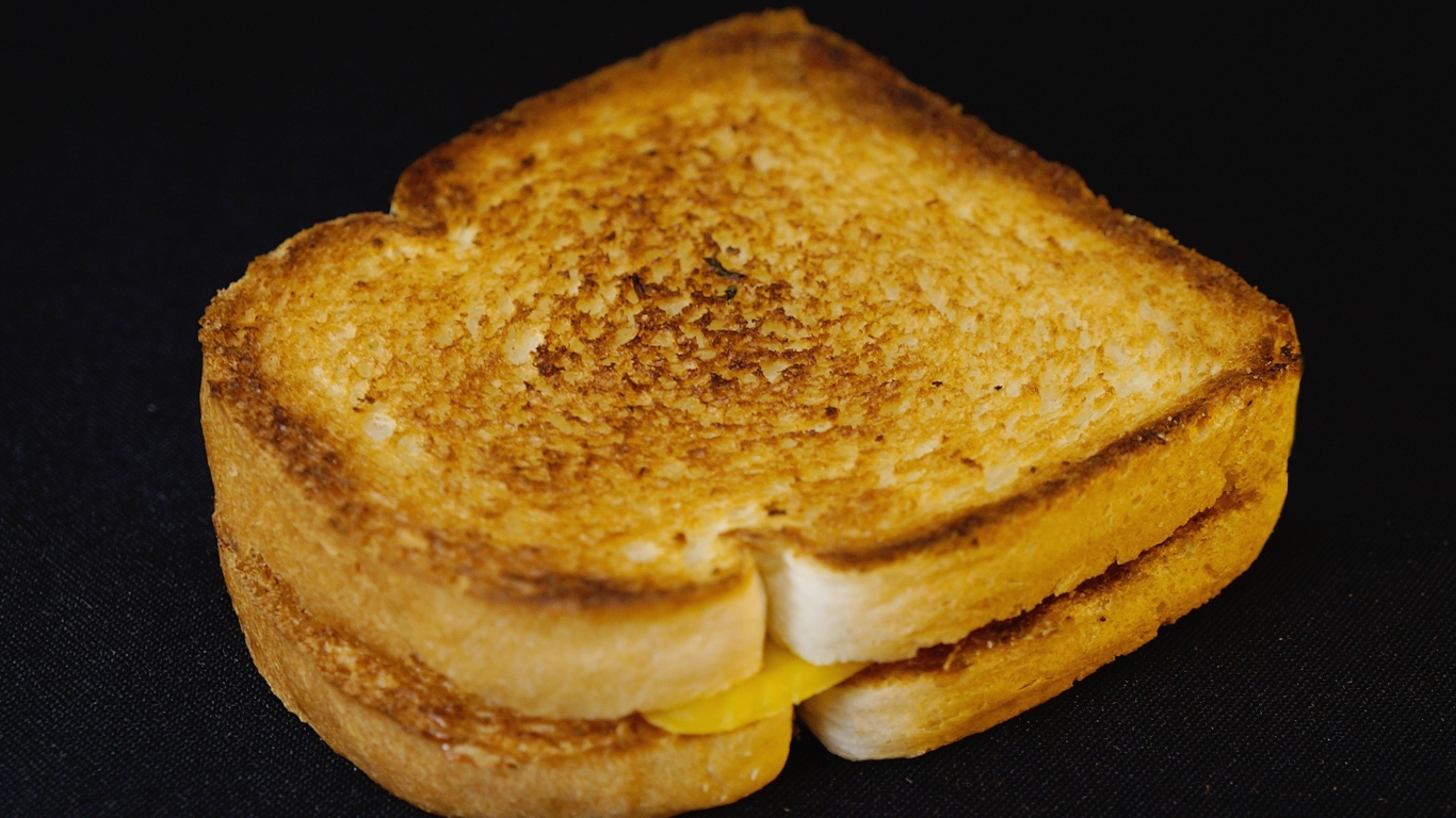 Запеченный хлеб с кусочками сыра