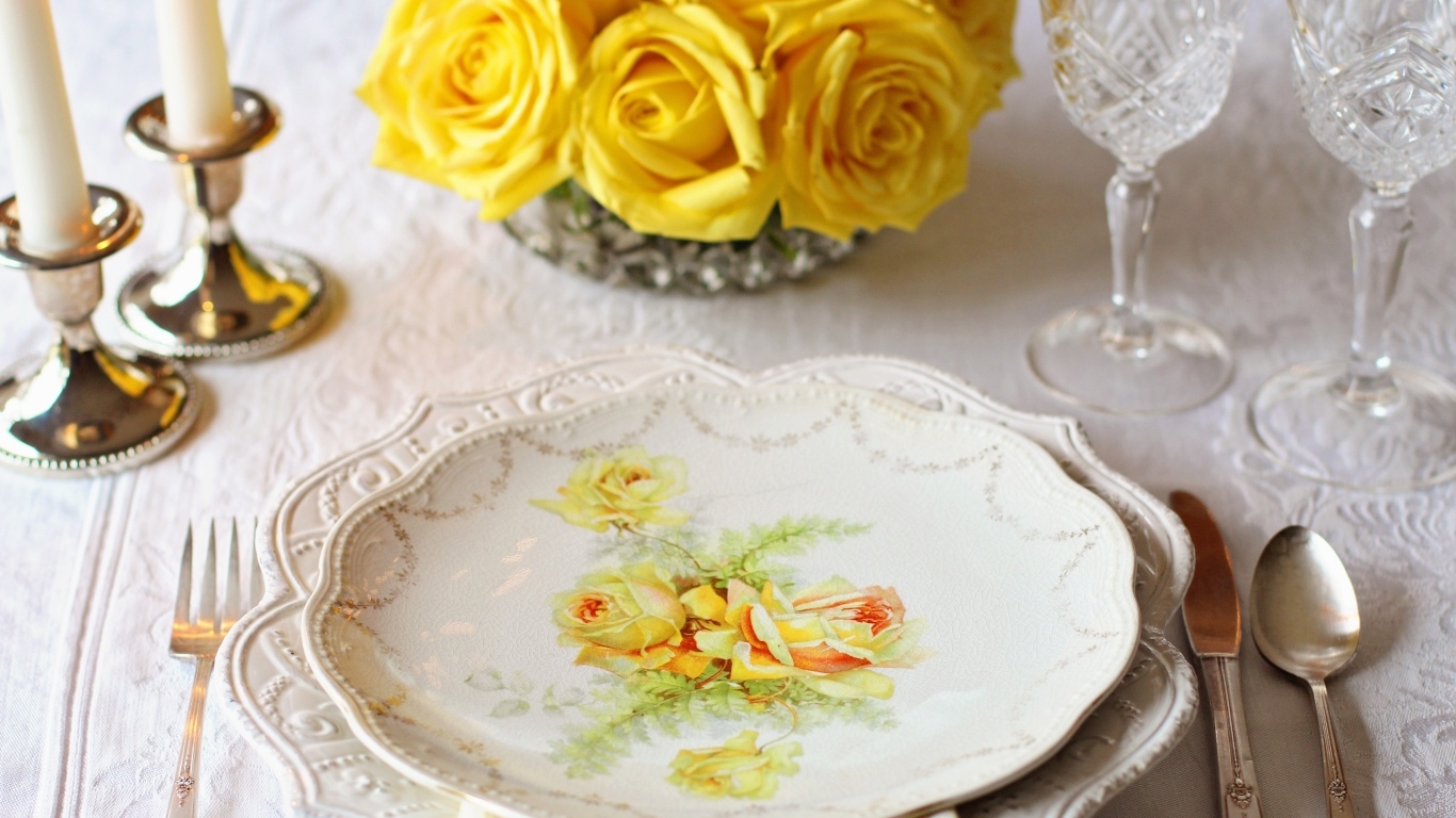 Красивая тарелка на столе с розами 