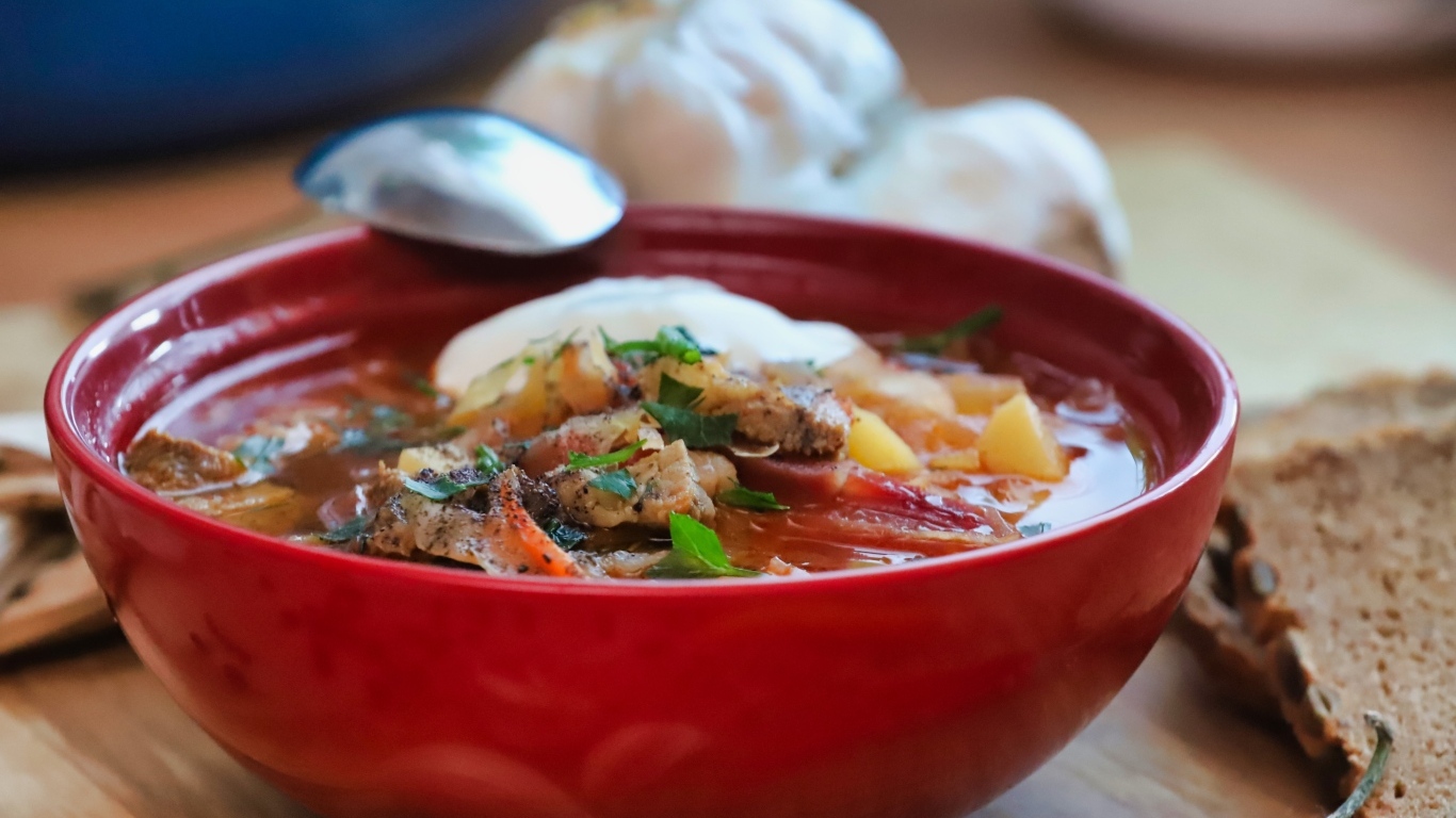 Борщ с мясом на столе с чесноком
