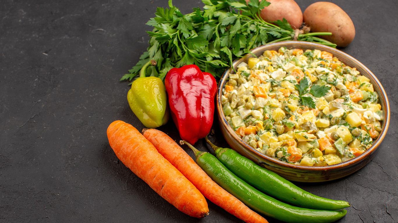 Миска салата с овощами на столе