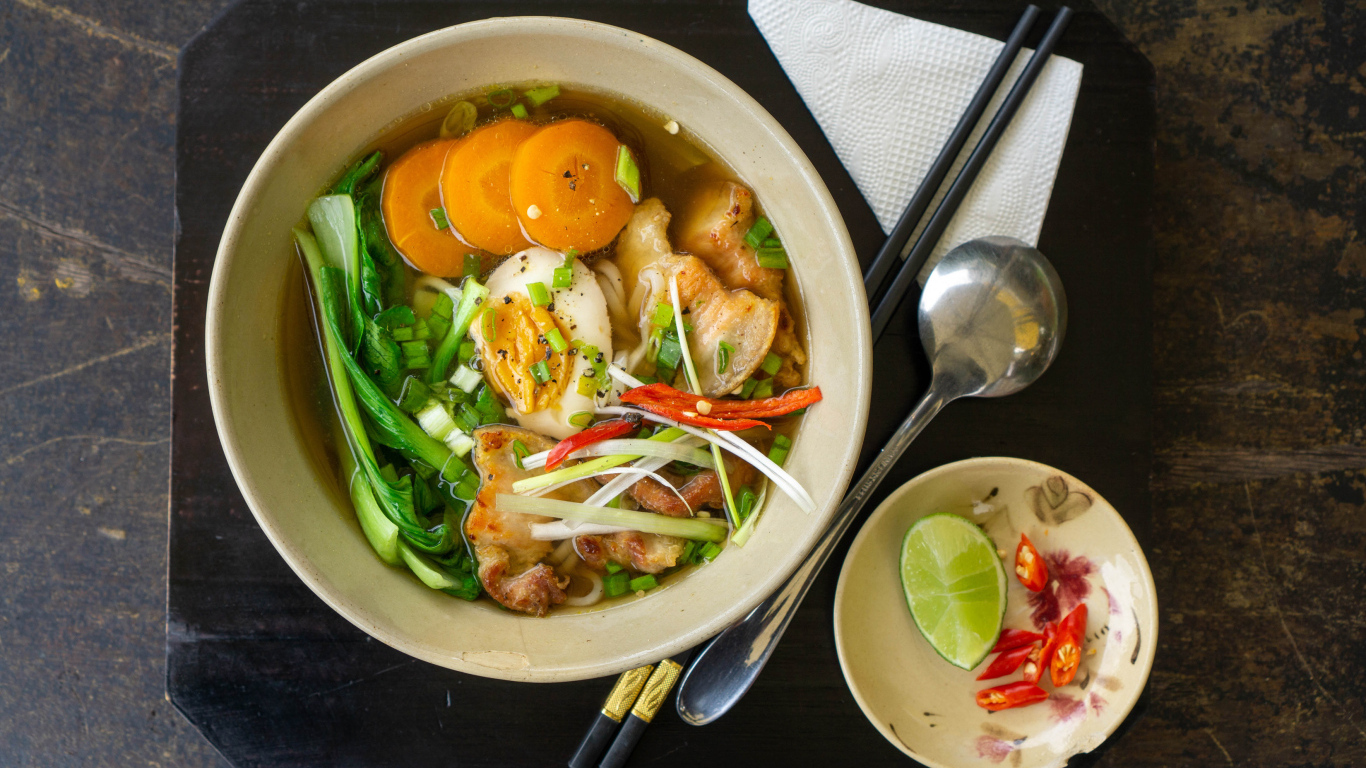 Китайский суп с овощами на столе