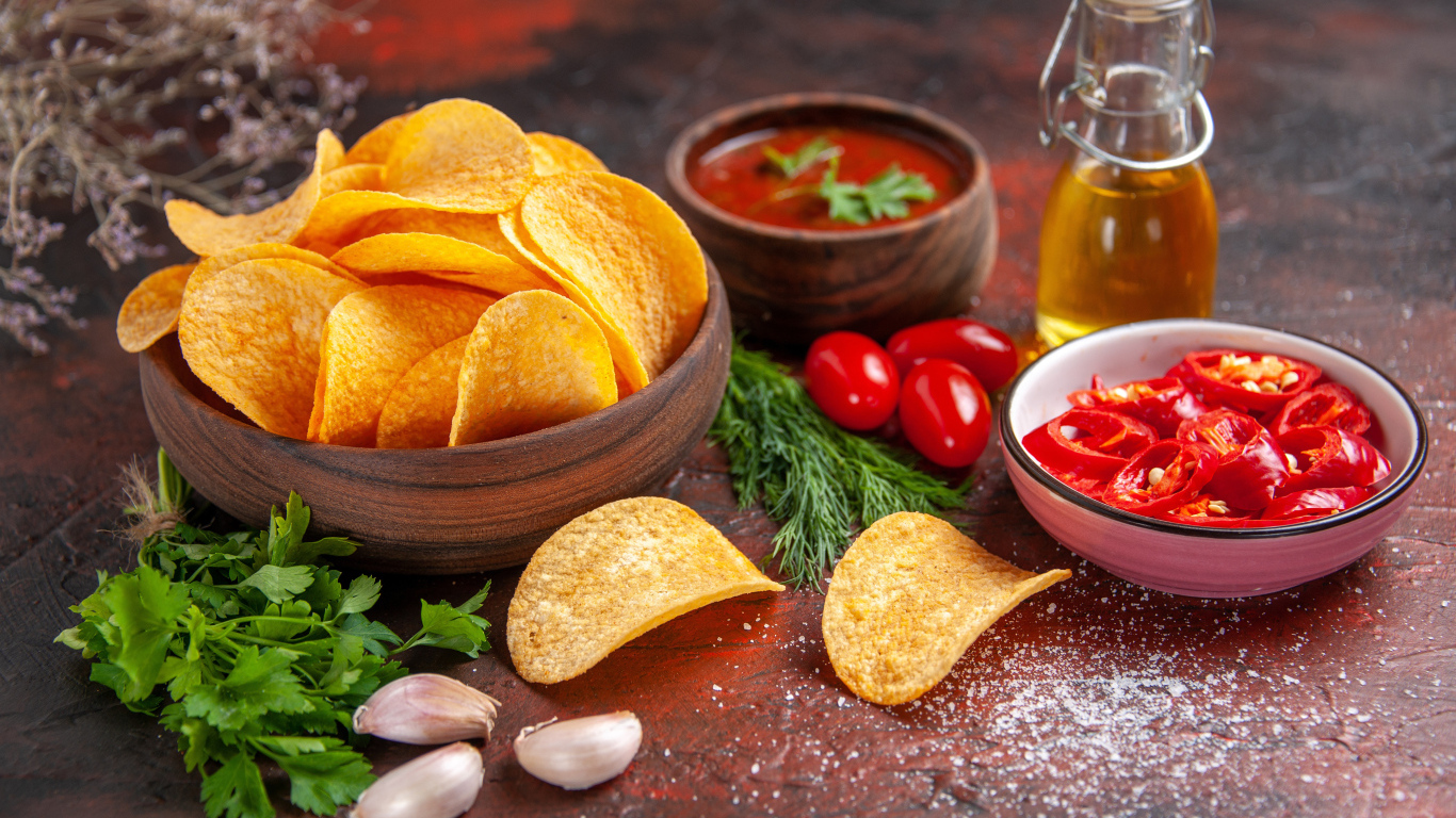 Чипсы на столе с перцем и соусом