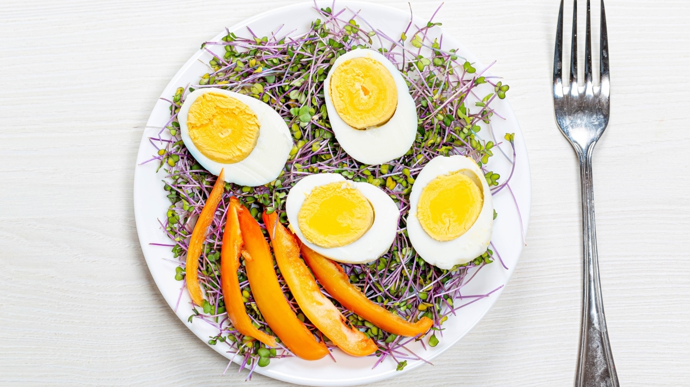 Яйца с кусочками сладкого перца и пророщенной зеленью