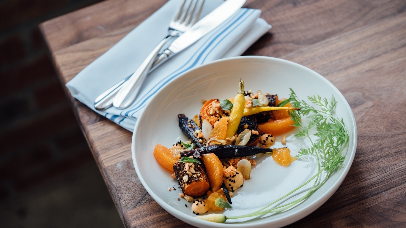 Жареные овощи на тарелке со столовыми приборами