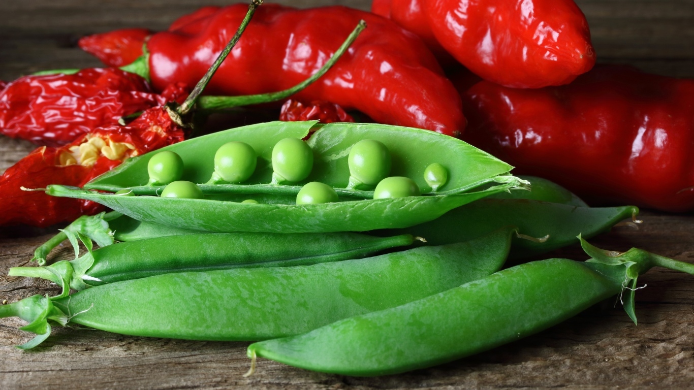 Зеленый горошек с красным перцем на столе