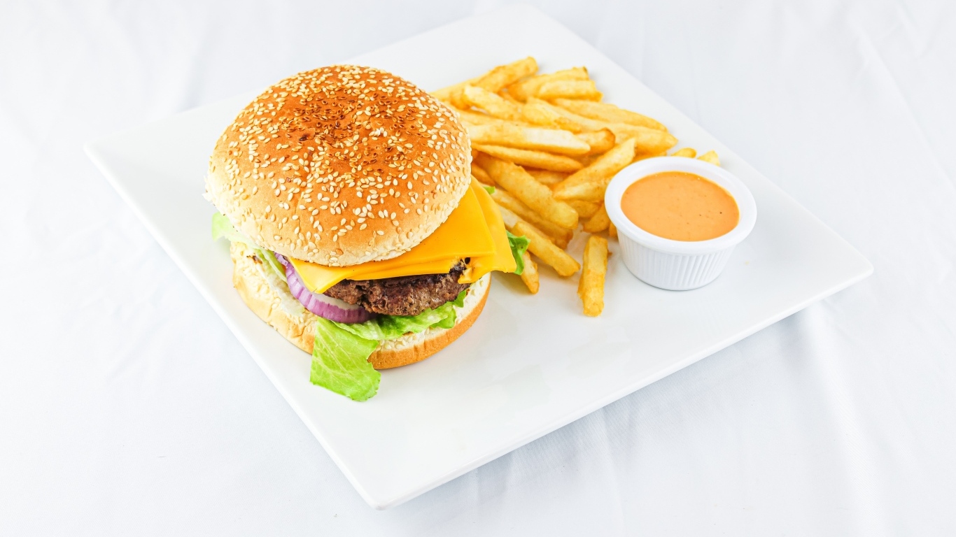 Гамбургер с картофелем фри и соусом на столе