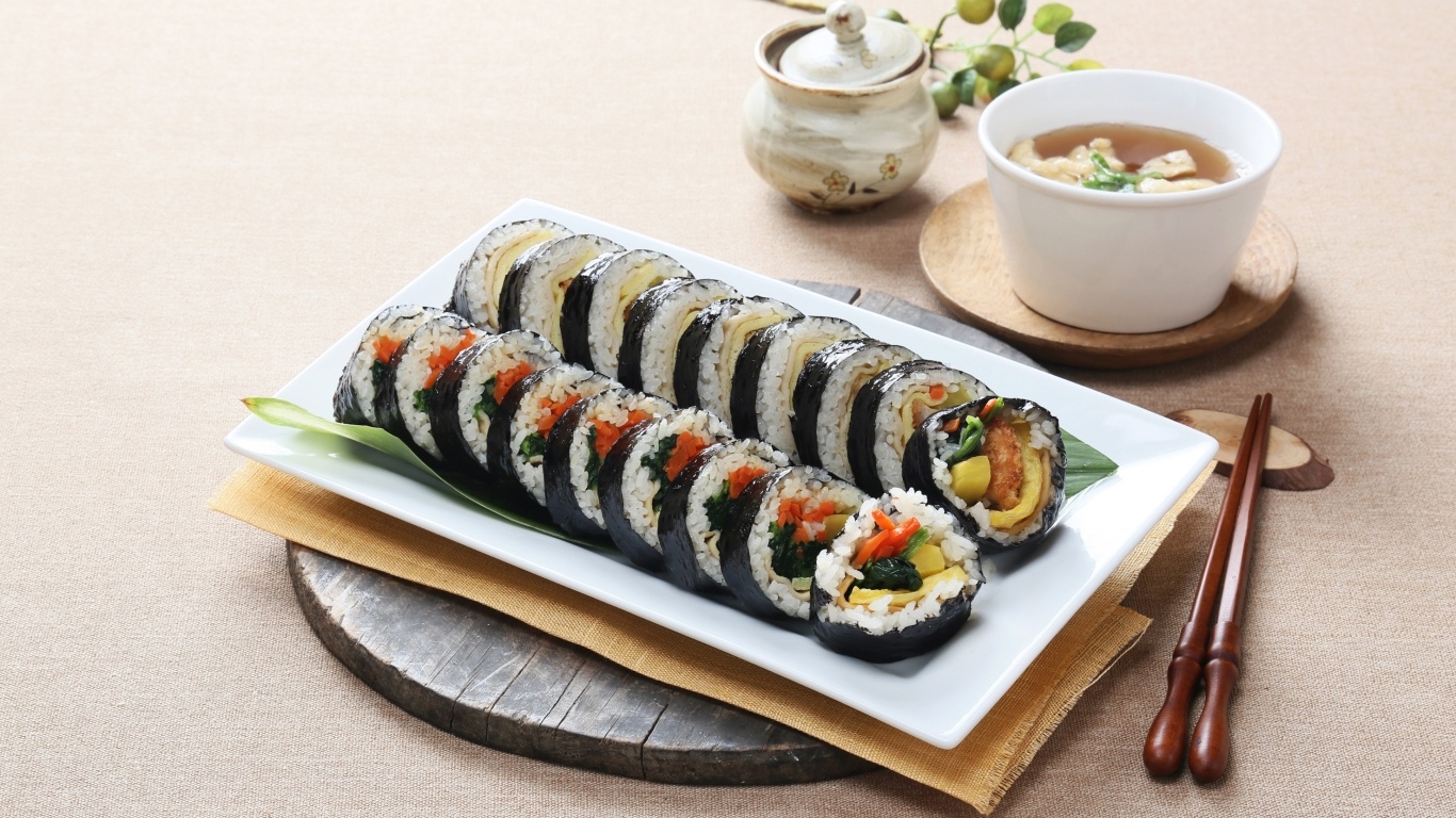 Японские суши на столе с чаем