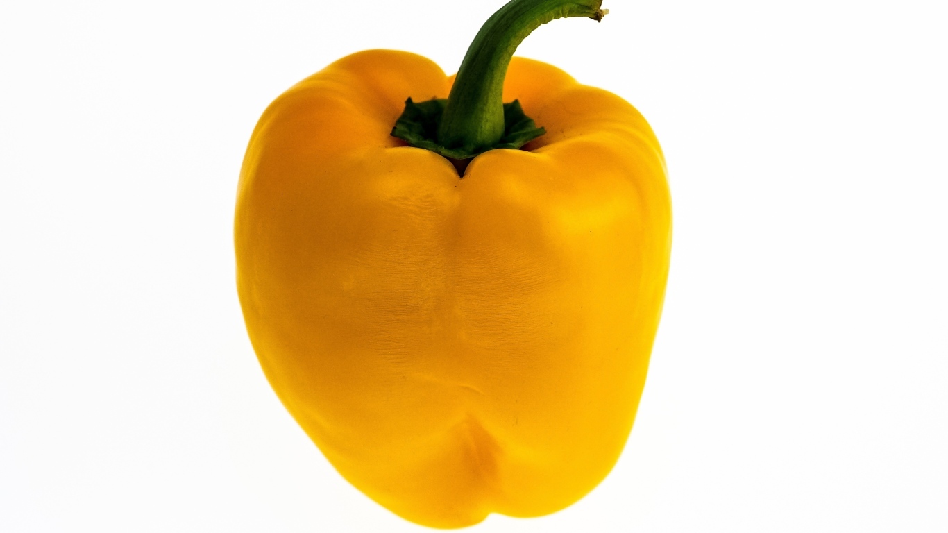 Большой желтый болгарский перец на белом фоне