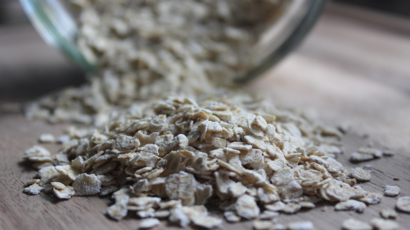 Овсяные хлопья рассыпаны на столе