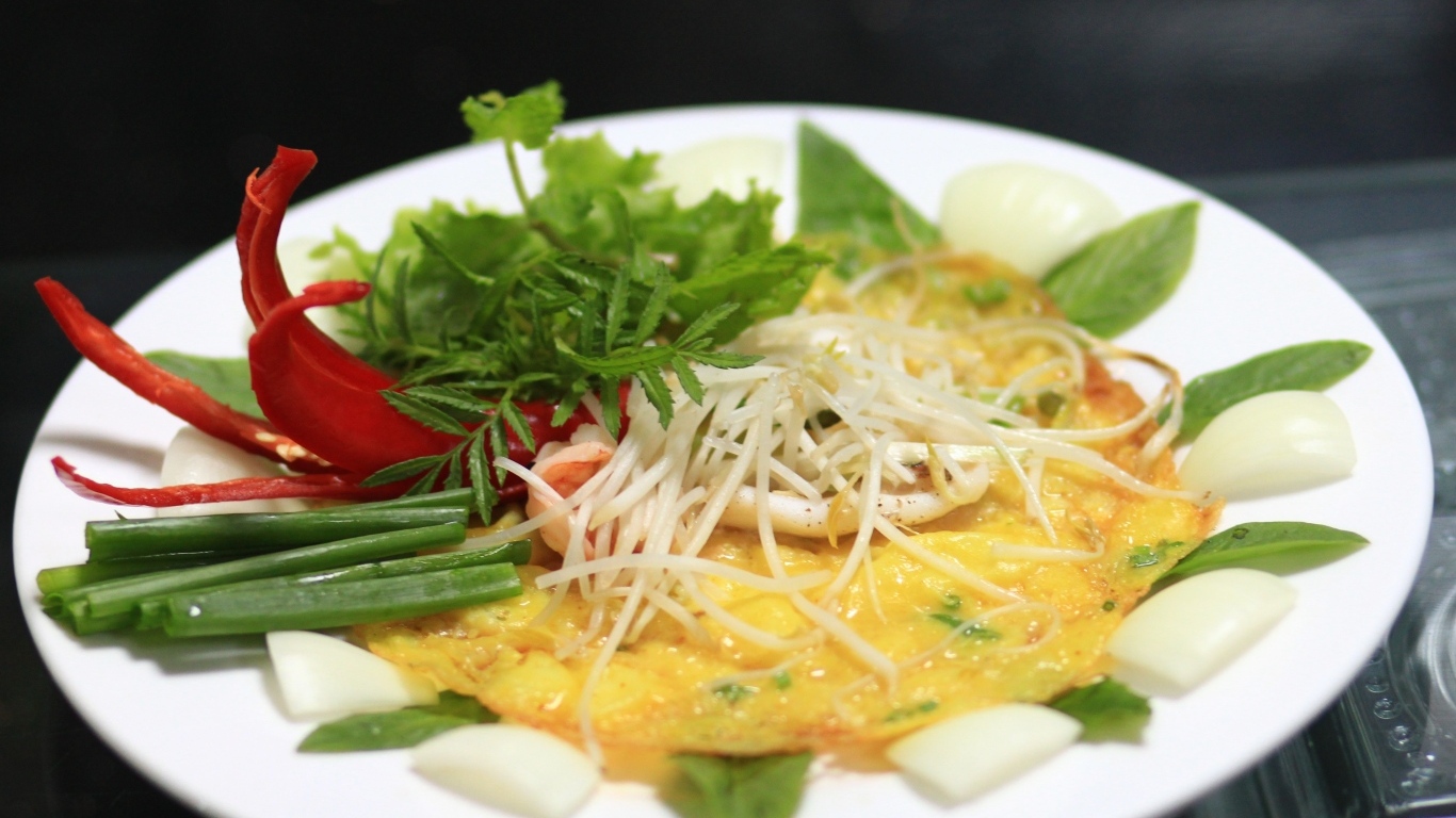 Омлет с луком и острым перцем на тарелке 