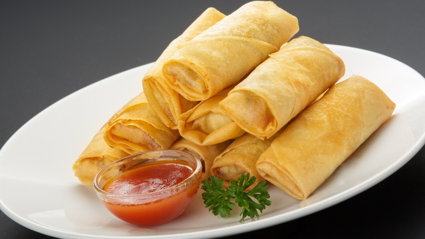 Блины с джемом на большой белой тарелке