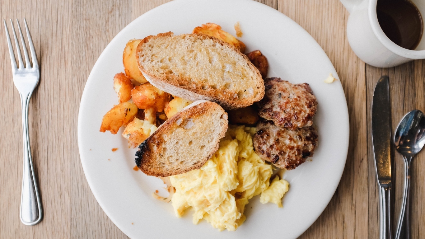 Картофель на тарелке с котлетами и гренками