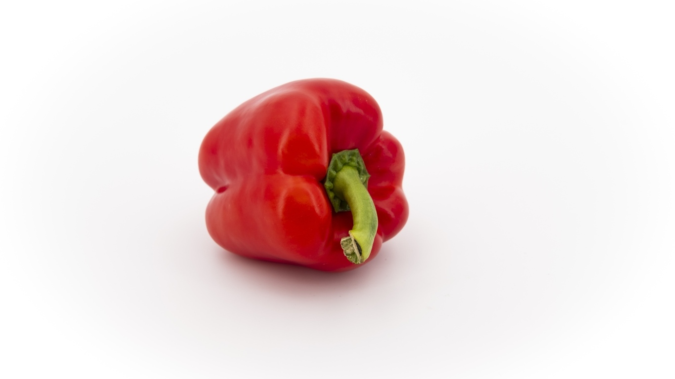 Красный сладкий перец на белом фоне