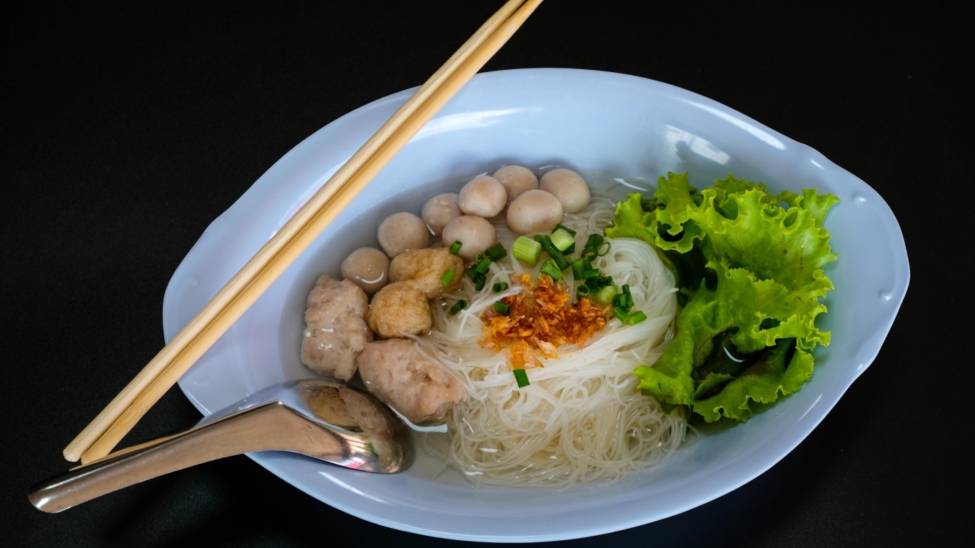 Рисовая лапша с овощами в тарелке 