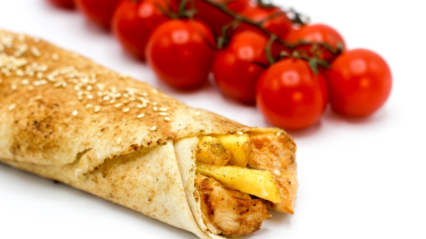 Шаурма с помидорами на столе